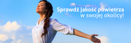 kobieta z rozłożonymi rękami stoi pod błękitnym niebem i oddycha